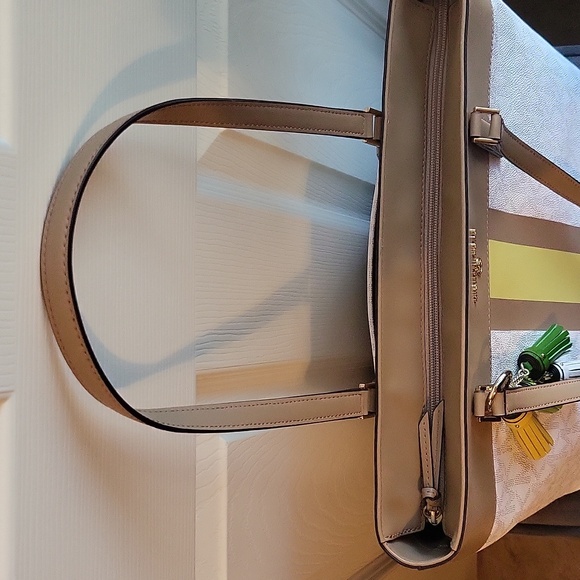 Michael Kors Shoulder Bag with Charm NWOT - Picture 6 of 13